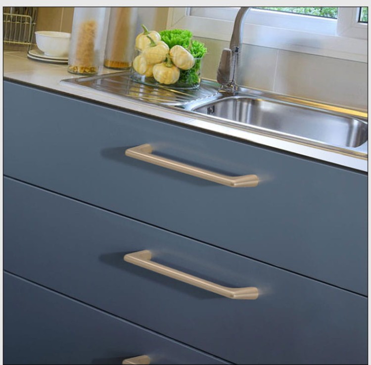 Möbelgriff Loma – schlichter Griff und runder Knopf in gebürstetem Nickel, Perlgrau und gebürstetem Gold für Schränke und Schubladen, erhältlich im Shop egriffe.at