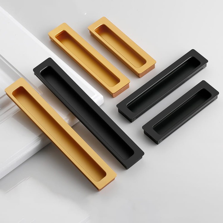 Möbelgriff Olivos – länglicher eingelassener Griff für Schränke und Schubladen in Gold und Schwarz, erhältlich im Shop egriffe.at