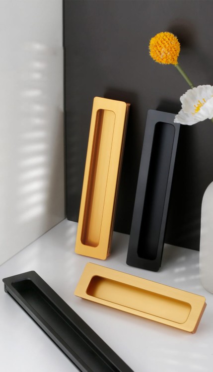 Möbelgriff Olivos – länglicher eingelassener Griff für Schränke und Schubladen in Gold und Schwarz, erhältlich im Shop egriffe.at