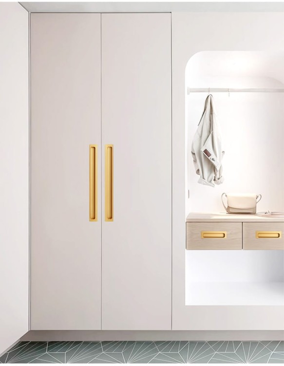 Möbelgriff Olivos – länglicher eingelassener Griff für Schränke und Schubladen in Gold und Schwarz, erhältlich im Shop egriffe.at