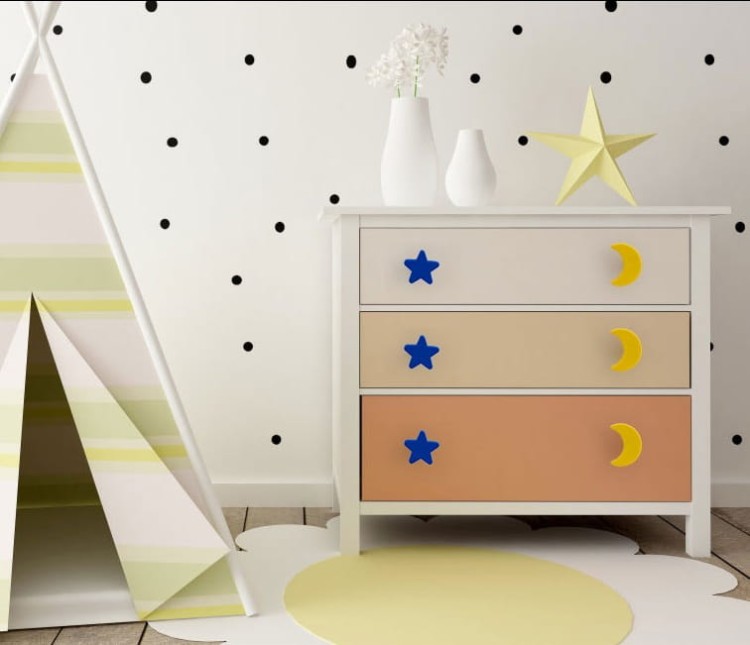 Kinder-Möbelgriff Luna – gelber und blauer Möbelknopf in Mondform für Schränke und Kommoden im Kinderzimmer, erhältlich im Shop egriffe.at