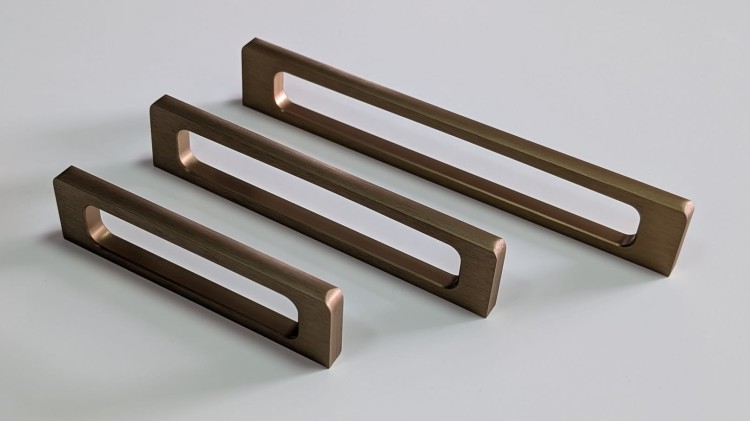 Möbelgriff Barra – moderner durchbrochener Griff in gebürstetem Kaffeegold, Grau und Schwarz. Größen 96, 128 und 160 mm, für Küchen- und Badmöbel, Schränke und Kommoden – egriffe.at