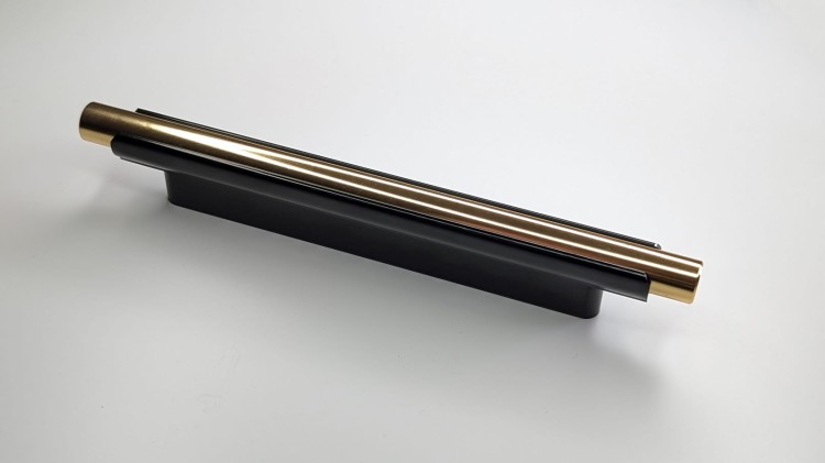Möbelgriff Carao – schwarzer Griff mit dekorativem Goldelement im modernen, industriellen und eleganten Stil. Erhältlich in 64, 96, 128, 160, 320 und 448 mm. Ideal für Küchenfronten und Wohnzimmermöbel – egriffe.at