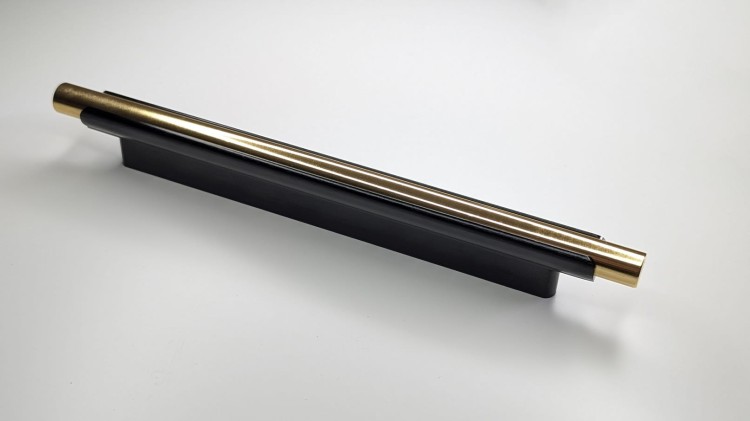 Möbelgriff Carao – schwarzer Griff mit dekorativem Goldelement im modernen, industriellen und eleganten Stil. Erhältlich in 64, 96, 128, 160, 320 und 448 mm. Ideal für Küchenfronten und Wohnzimmermöbel – egriffe.at