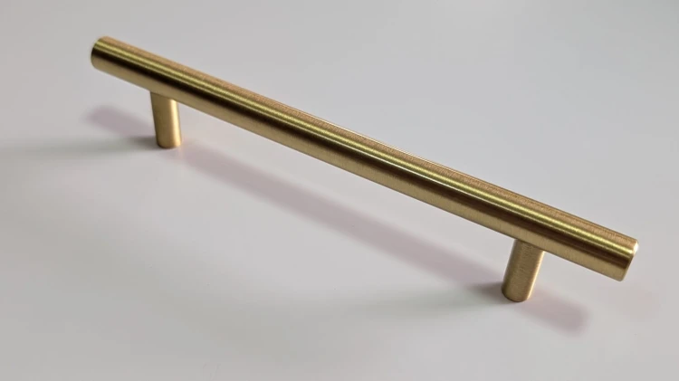 Elegancki złoty uchwyt do mebli Poza z połyskiem, rozstaw 128 mm do mebli kuchennych