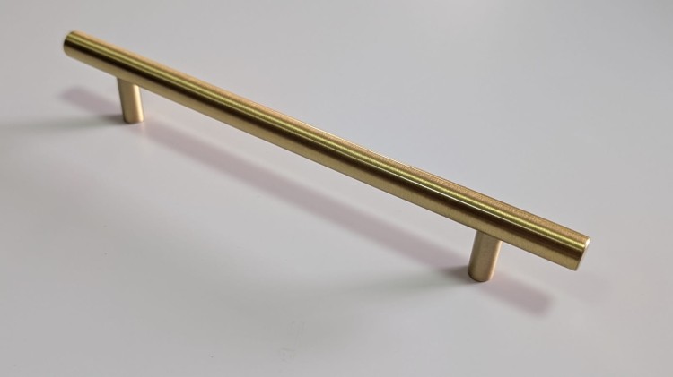 Podłużny złoty błyszczący uchwyt meblowy Poza, rozstaw 160 mm w stylu glamour