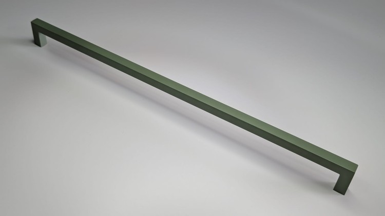 Długi uchwyt meblowy Tinaja w odcieniu moran zielonym, rozstaw 320 mm do komód