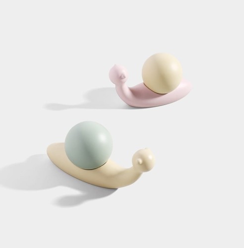 Uchwyt do mebli dziecięcych Caracol w kształcie ślimaka. Pastelowy róż lub zieleń pięknie ozdobi szafki, komody i szuflady w pokoju dziecka, łącząc funkcję praktyczną z kreatywną, nowoczesną dekoracją.