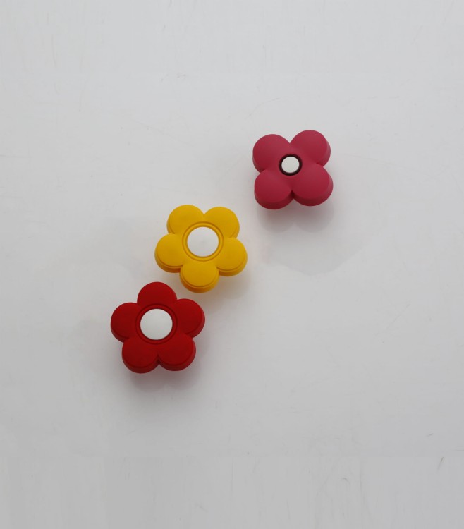 Kinder-Möbelgriff Flor – farbige blumenförmige Griffe in Rot, Gelb und Rosa für Schränke und Schubladen im Kinderzimmer, erhältlich im Shop egriffe.at