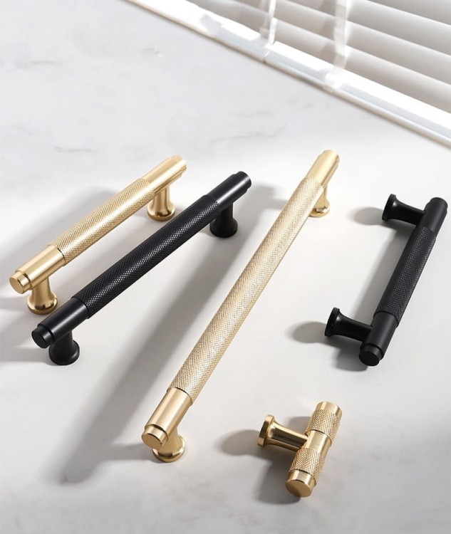Uchwyt meblowy Fonda – T-Bar w matowym wykończeniu czarny lub złoty, dostępny jako T-Bar, 128 mm i 192 mm, idealny do nowoczesnych, loftowych i industrialnych mebli kuchennych, łazienkowych, szaf i komód.