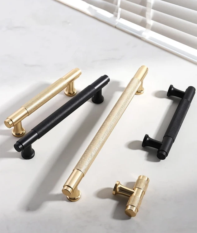 Uchwyt meblowy Fonda – T-Bar w matowym wykończeniu czarny lub złoty, dostępny jako T-Bar, 128 mm i 192 mm, idealny do nowoczesnych, loftowych i industrialnych mebli kuchennych, łazienkowych, szaf i komód