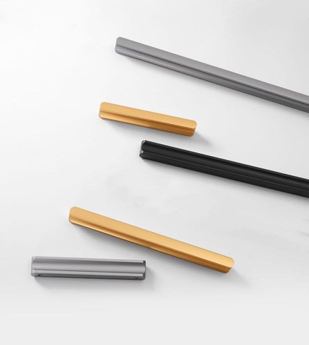 Möbelgriff Tapia – schlanker länglicher Griff in Gold, Schwarz oder Grau, ideal für moderne minimalistische Interieurs. Perfekt für Schränke, Kommoden und Kleiderschränke in Küche, Bad, Wohnzimmer und Garderobe.