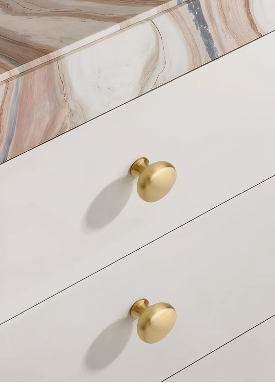 Möbelknopf Palma Messing – eleganter, klassischer Knopf aus massivem Messing in Messingfarbe. In 25 und 30 mm erhältlich, ideal für Küche, Bad, Kommoden, Schubladen und Schränke – egriffe.at