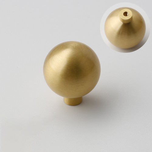 Möbelknopf Saba Messing – klassischer, runder Knopf aus massivem Messing mit gebürsteter Oberfläche. In 20, 24 und 30 mm erhältlich, ideal für Küchen- und Badschränke, Kommoden, Schubladen und Kleiderschränke – egriffe.at