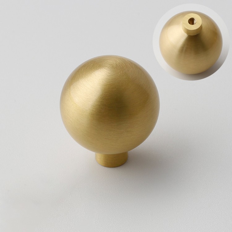 Möbelknopf Saba Messing – klassischer, runder Knopf aus massivem Messing mit gebürsteter Oberfläche. In 20, 24 und 30 mm erhältlich, ideal für Küchen- und Badschränke, Kommoden, Schubladen und Kleiderschränke – egriffe.at