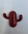 Wieszak ścienny Cactus w bordowym kolorze