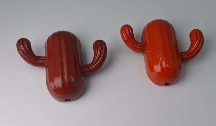 Dwa czerwone wieszaki ścienne Cactus w kształcie kaktusów zaprezentowane razem