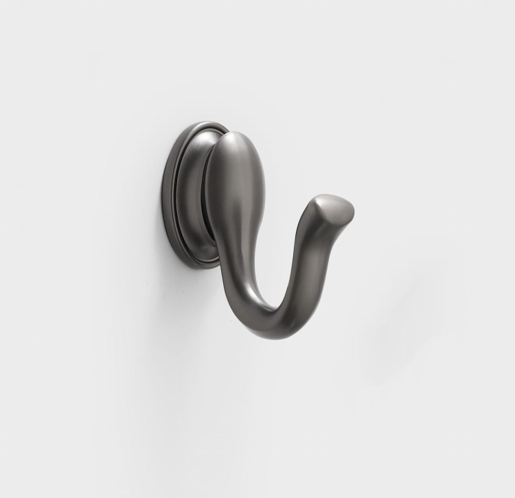 Wandhaken Tunas mit designerischer, geschwungener Form. Robust, feuchtigkeitsbeständig und leicht zu montieren, Schrauben im Set. Ideal für Bad, Küche, Garderobe und Büro. Farben: Metallicgrau, Gold und Schwarz-Gold.