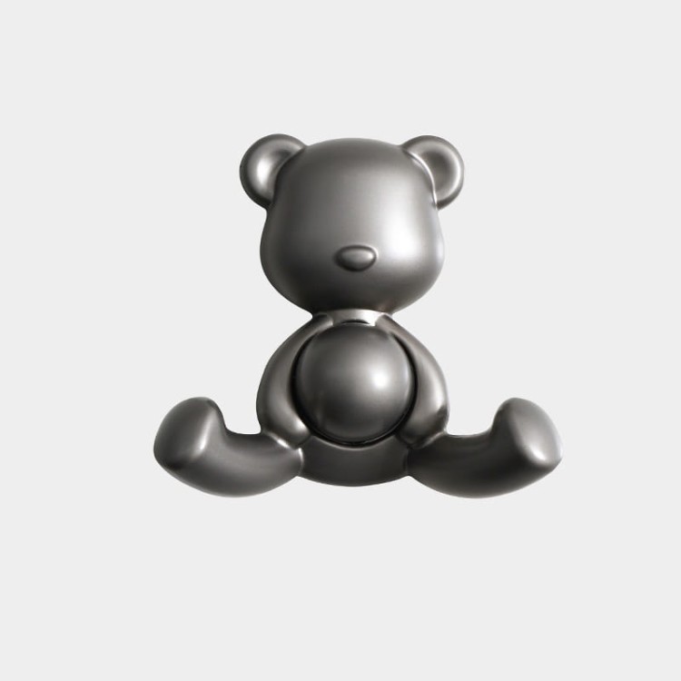 Wandhaken Teddy in Bärenform – verspielter Akzent für Kinderzimmer und moderne Interieurs. Ideal für Kleidung, Rucksäcke und Handtücher. Farben: Schwarz mit weißem Akzent und Perlgrau.