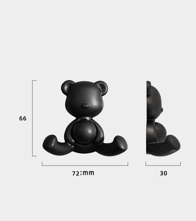 Wandhaken Teddy in Bärenform – verspielter Akzent für Kinderzimmer und moderne Interieurs. Ideal für Kleidung, Rucksäcke und Handtücher. Farben: Schwarz mit weißem Akzent und Perlgrau.