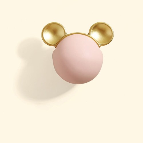 Gałka meblowa Mouse – pastelowa kula z złotymi uszkami, idealna do mebli dziecięcych. Dostępna w kolorach: róż, zieleń, błękit, biel. Dziecięcy, nowoczesny design do komód, szuflad i szafek.