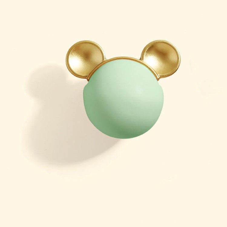 Kindermöbelgriff Mouse – pastellfarbene Kugel mit goldenen Öhrchen, ideal für Kindermöbel. Farben: Rosa, Grün, Hellblau und Weiß. Kindlich-moderner Designgriff für Kommoden, Schubladen und Schränke.