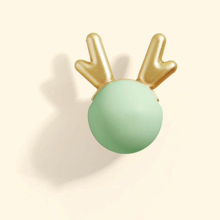 Gałka meblowa Deer – pastelowa kula z dekoracyjnym złotym porożem. Dostępna w kolorach: róż, zieleń, błękit, biel. Idealna do szuflad, komód i szafek w dziecięcych pokojach w bajkowym, skandynawskim stylu.