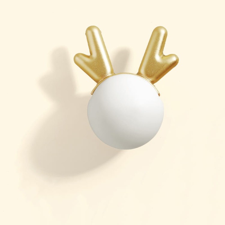 Kindermöbelgriff Deer – pastellfarbene Kugel mit dekorativem goldenem Geweih. Farben: Rosa, Grün, Hellblau und Weiß. Ideal für Schubladen, Kommoden und Schränke in märchenhaften, skandinavischen Kinderzimmern.