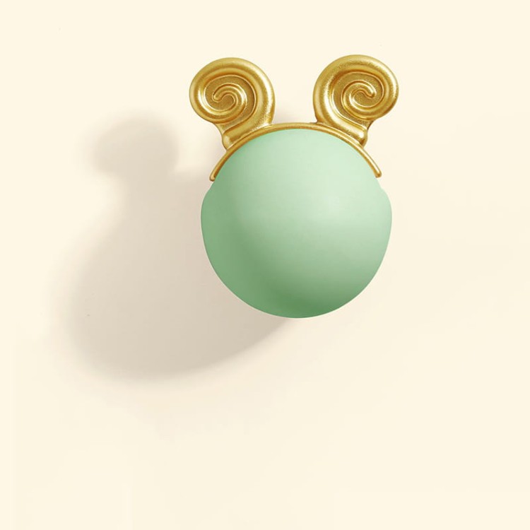 Uchwyt dziecięcy Goat – dekoracyjna gałka w kształcie pastelowej kuli z złotymi rogami. Kolory: róż, zieleń, błękit, biel. Idealna do komód, szuflad i szafek w bajkowym, nowoczesnym pokoju dziecka.