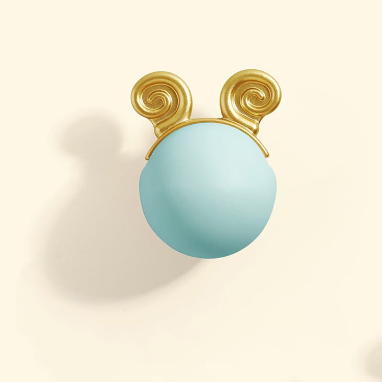 Kindermöbelgriff Goat – dekorativer Knopf in Form einer pastellfarbenen Kugel mit goldenen Hörnern. Farben: Rosa, Grün, Hellblau und Weiß. Ideal für Kommoden, Schubladen und Schränke im märchenhaften, modernen Kinderzimmer.