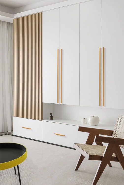 Möbelgriff Tapia – schlanker länglicher Griff in Gold, Schwarz oder Grau, ideal für moderne minimalistische Interieurs. Perfekt für Schränke, Kommoden und Kleiderschränke in Küche, Bad, Wohnzimmer und Garderobe.