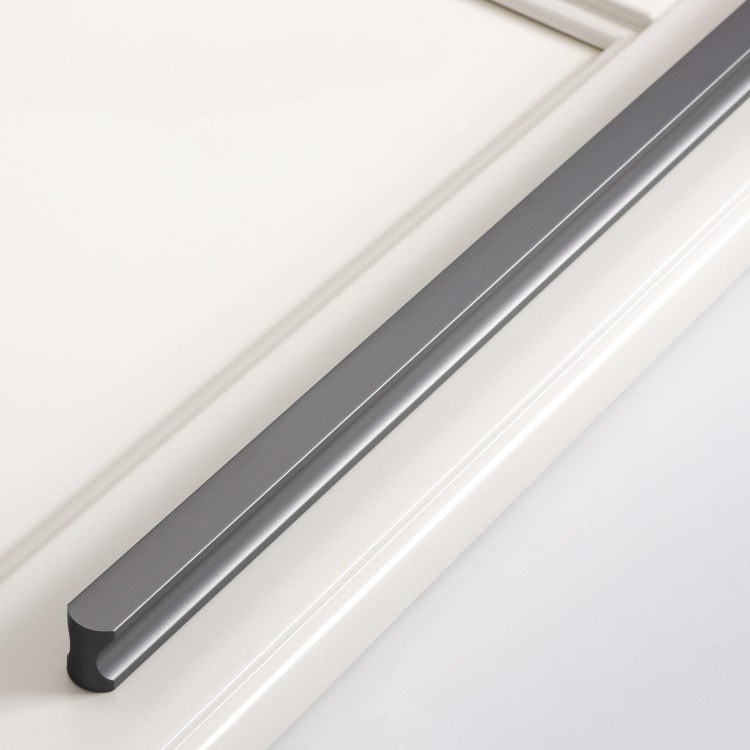 Möbelgriff Tapia – schlanker länglicher Griff in Gold, Schwarz oder Grau, ideal für moderne minimalistische Interieurs. Perfekt für Schränke, Kommoden und Kleiderschränke in Küche, Bad, Wohnzimmer und Garderobe.