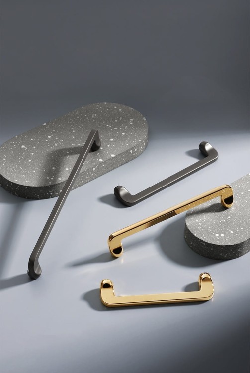 Möbelgriff Lina – universeller Griff in glänzendem Gold und Perlgrau, erhältlich in 128 und 192 mm. Standard-Lochabstand und mitgelieferte Schrauben sorgen für schnelle Montage an Schubladen, Fronten und Türen.