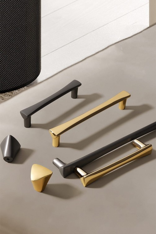 Möbelgriff Tuse – schlanker moderner Griff in Gold und Perlgrau, erhältlich in 128 mm, 192 mm sowie als Knopf. Ideal für elegante Küchenmöbel, Schubladen, Kommoden und Garderoben im klassischen oder modernen Stil.
