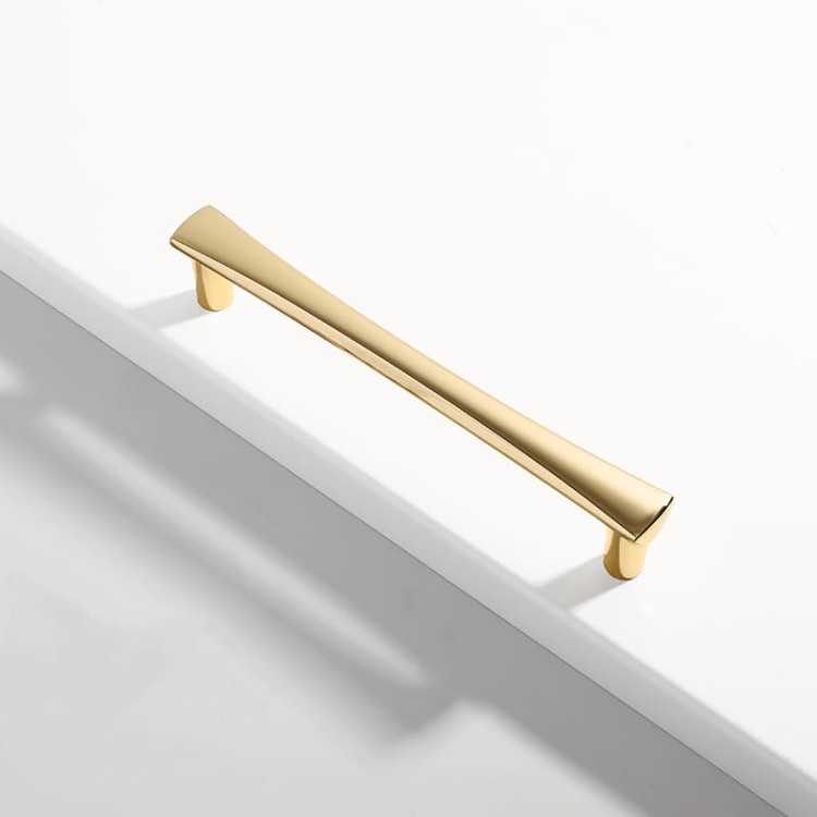 Uchwyt meblowy Tuse – smukły, nowoczesny uchwyt dostępny w kolorze złotym i szarym perłowym, w rozmiarach 128 mm, 192 mm oraz jako gałka; idealny do eleganckich mebli kuchennych, szuflad, komód i garderoby w klasycznym lub nowoczesnym stylu.