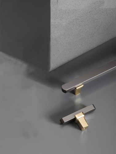 Uchwyt meblowy Alto – szary perłowy z eleganckimi złotymi detalami, metal malowany proszkowo, w nowoczesnym minimalistycznym stylu, idealny do szafek kuchennych, łazienkowych, komód i garderoby, dostępny jako T-Bar oraz w rozmiarach 128 i 192 mm