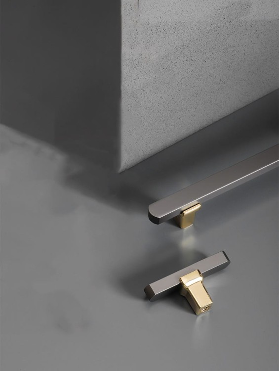 Uchwyt meblowy Alto – szary perłowy z eleganckimi złotymi detalami, metal malowany proszkowo, w nowoczesnym minimalistycznym stylu, idealny do szafek kuchennych, łazienkowych, komód i garderoby, dostępny jako T-Bar oraz w rozmiarach 128 i 192 mm