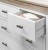 Uchwyt meblowy Alto – szary perłowy z eleganckimi złotymi detalami, metal malowany proszkowo, w nowoczesnym minimalistycznym stylu, idealny do szafek kuchennych, łazienkowych, komód i garderoby, dostępny jako T-Bar oraz w rozmiarach 128 i 192 mm