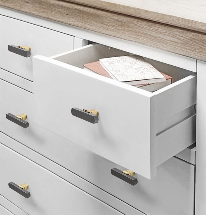Uchwyt meblowy Alto – szary perłowy z eleganckimi złotymi detalami, metal malowany proszkowo, w nowoczesnym minimalistycznym stylu, idealny do szafek kuchennych, łazienkowych, komód i garderoby, dostępny jako T-Bar oraz w rozmiarach 128 i 192 mm