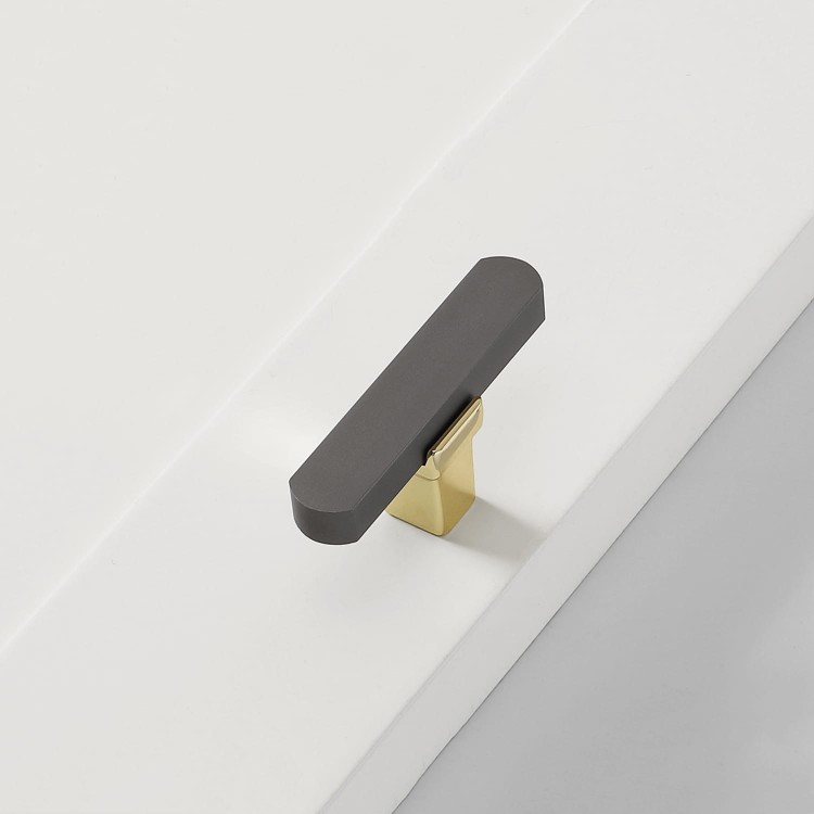 Uchwyt meblowy Alto – szary perłowy z eleganckimi złotymi detalami, metal malowany proszkowo, w nowoczesnym minimalistycznym stylu, idealny do szafek kuchennych, łazienkowych, komód i garderoby, dostępny jako T-Bar oraz w rozmiarach 128 i 192 mm