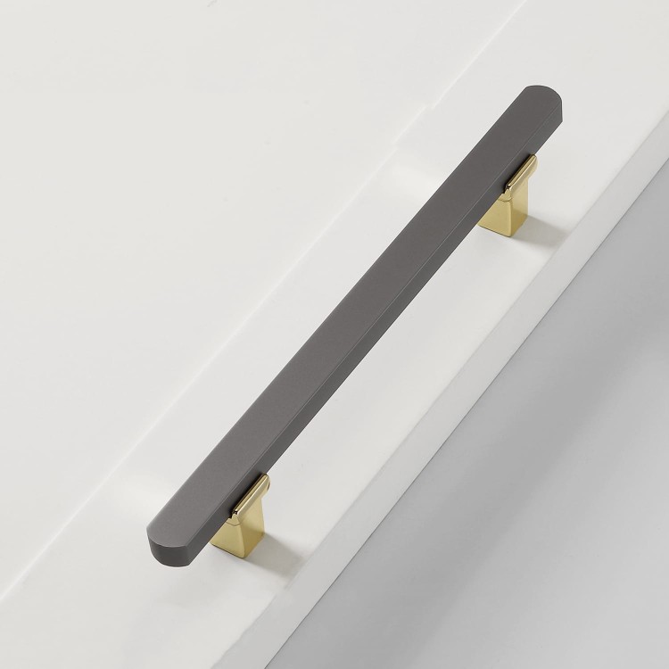 Uchwyt meblowy Alto – szary perłowy z eleganckimi złotymi detalami, metal malowany proszkowo, w nowoczesnym minimalistycznym stylu, idealny do szafek kuchennych, łazienkowych, komód i garderoby, dostępny jako T-Bar oraz w rozmiarach 128 i 192 mm