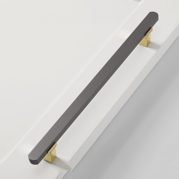 Uchwyt meblowy Alto – szary perłowy z eleganckimi złotymi detalami, metal malowany proszkowo, w nowoczesnym minimalistycznym stylu, idealny do szafek kuchennych, łazienkowych, komód i garderoby, dostępny jako T-Bar oraz w rozmiarach 128 i 192 mm