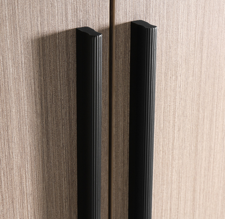Möbelgriff Tero – moderner länglicher Griff im Loft-Stil in Schwarz, Grau oder Champagnergold. Größen 96–800 mm, ideal für Schränke, Schubladen sowie Küchen- und Badmöbel. Inkl. Griff und Montageschrauben.