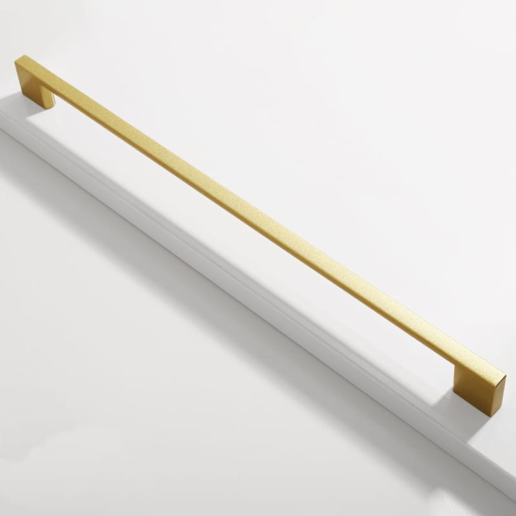 Długi złoty piaskowy uchwyt do mebli Anto o prostej kanciastej formie, rozstaw 320 mm
