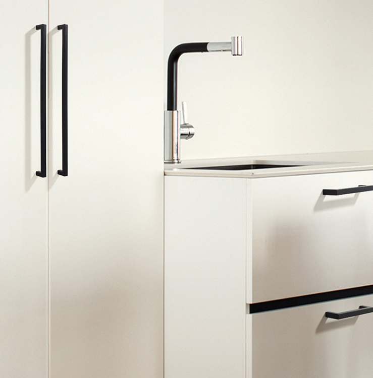 Möbelgriff Tinaja – moderner minimalistischer Griff als Knopf oder Leiste in 128 und 320 mm. Sieben trendige Farben von Weiß und Schwarz bis Gold und Grau. Ideal für Küche, Bad, Schränke und Kommoden.