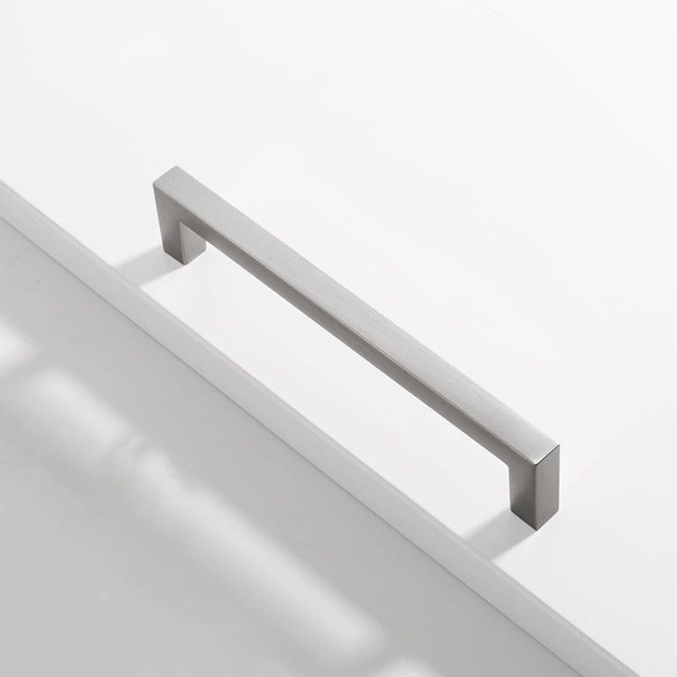 Aluminium szczotkowane uchwyt do mebli Tinaja, rozstaw 128 mm do jasnych frontów