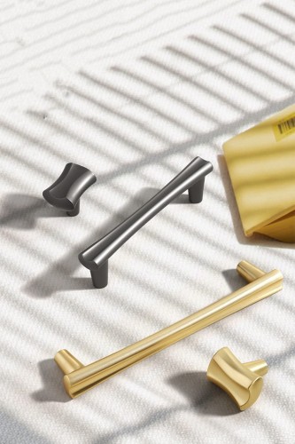 Uchwyt meblowy Vegas – elegancki T-Bar 128 mm, dostępny w kolorze złotym szczotkowanym, szarym perłowym i aluminium szczotkowanym. Idealny do nowoczesnych kuchni, łazienek, szaf, szuflad i komód.