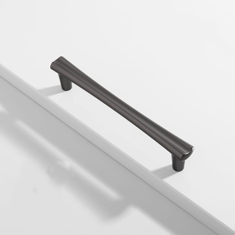 Uchwyt meblowy Vegas – elegancki T-Bar 128 mm, dostępny w kolorze złotym szczotkowanym, szarym perłowym i aluminium szczotkowanym. Idealny do nowoczesnych kuchni, łazienek, szaf, szuflad i komód.