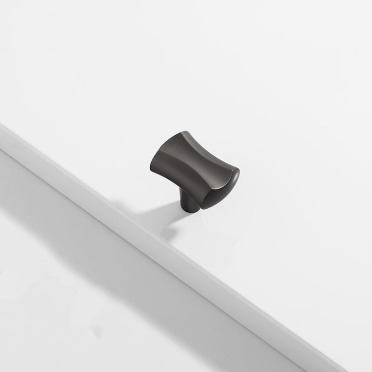 Uchwyt meblowy Vegas – elegancki T-Bar 128 mm, dostępny w kolorze złotym szczotkowanym, szarym perłowym i aluminium szczotkowanym. Idealny do nowoczesnych kuchni, łazienek, szaf, szuflad i komód.