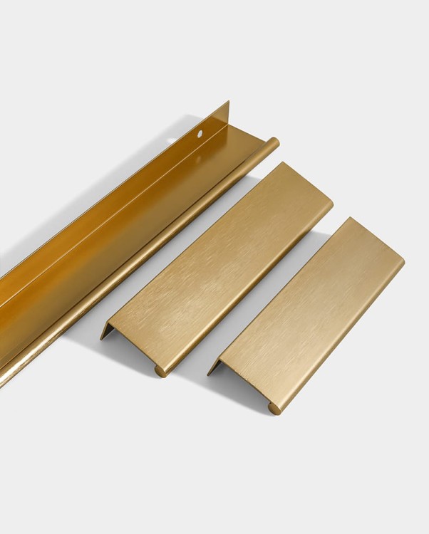 Möbelgriff Bravo – L-Kantengriff aus feuchtigkeitsbeständigem Aluminium. Farben: gebürstetes Gold, Schwarz, Silber und Grau. Größen 96, 128, 160, 192, 224 und 800 mm. Für moderne, minimalistische und industrielle Interieurs.